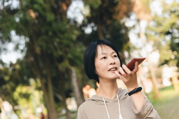 Zralá Asijská Žena Mluvit Mobilním Telefonu Parku — Stock fotografie