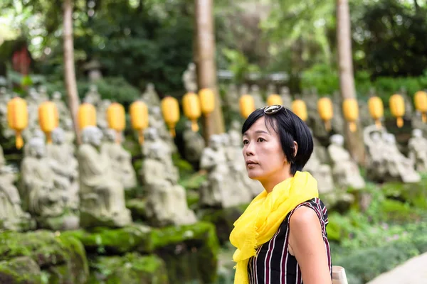 Viajando Mujer Asiática Moderna Jardín Con Estatuas Piedra Arhat — Foto de Stock