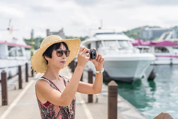 Viajando Mujer Asiática Con Sombrero Tomar Una Foto Sun Moon —  Fotos de Stock