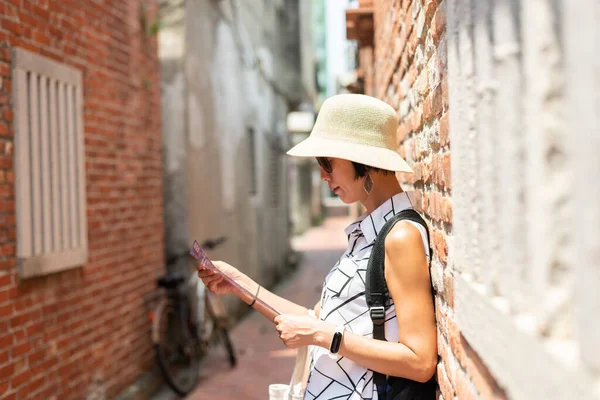 Путешествующая Женщина Азиатского Происхождения Проверяет Карту Старой Улице Городе Лукан — стоковое фото