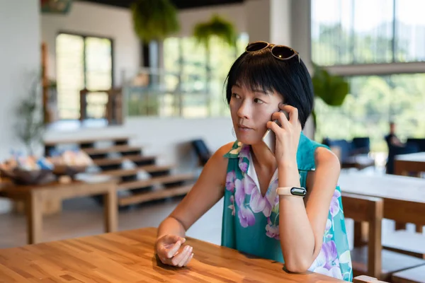 Mature Asian Woman Talk Cellphone Coffee Shop — Stock Photo, Image