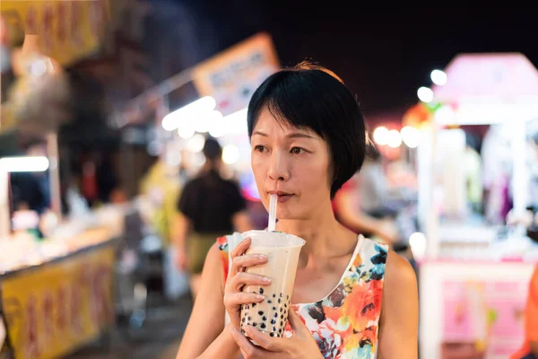 Mujer Asiática Sosteniendo Famoso Leche Burbuja Taiwanés Mercado Nocturno —  Fotos de Stock