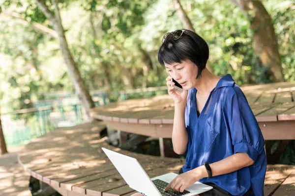 Woman Using Laptop Talking Cellphone Concept Working Outdoor — Stock Photo, Image