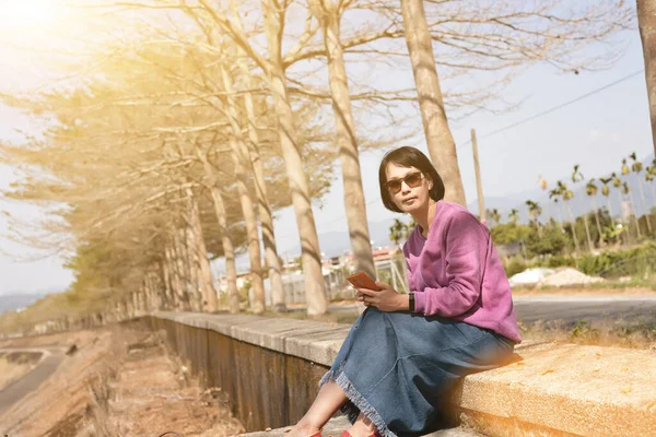 Retrato Mujer Asiática Madura Sentarse Suelo —  Fotos de Stock