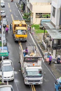 Nantou, Tayvan - 14 Haziran 2019: Puli, Tayvan, Asya 'daki küçük bir şeritte geri dönüşümlü malzeme toplamak için beyaz geri dönüşüm kamyonu