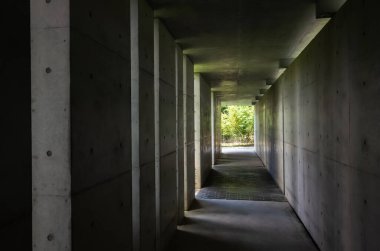 Nantou, Tayvan - 20 Haziran 2019: Caotun, Nantou, Tayvan 'daki Yuhsiu Müzesi' nin modern koridor mimarisinin silüeti