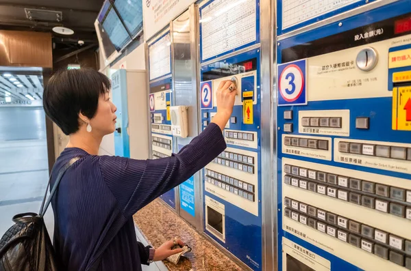 Taipei Taiwan May 10Th 2019 Woman Buying Ticket Machine Train — стоковое фото