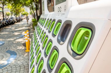 Taipei, Tayvan - 17 Ağustos 2019: Taipei, Tayvan, Asya 'daki caddede bulunan Tayvan merkezli elektronik motorsiklet bataryalarının şarj istasyonu