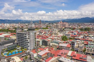 Nantou, Tayvan - 5 Eylül 2019: Puli kasabasının gündüz binaları, Nantou, Tayvan