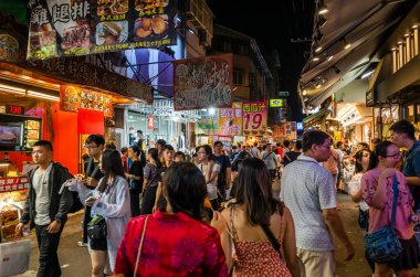 Taichung, Tayvan - 13 Eylül 2019: Fengchia gece pazarı turistler ve yerel halk arasında popülerdi, Taichung City, Tayvan