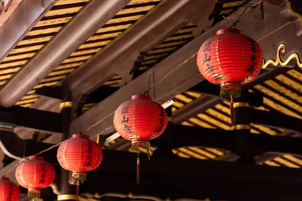 2019年8月7日台湾 彰化県鹿港市にある有名な古龍山寺の赤い提灯 — ストック写真