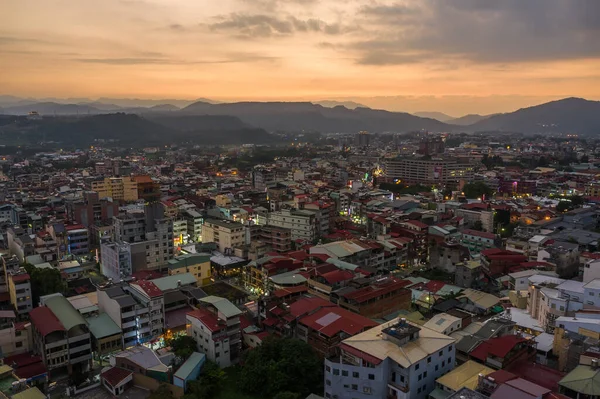 台湾南投市 2019年9月25日 台北市南投の建物とプリの町の日没の風景空撮 — ストック写真