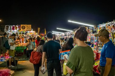 Puli, Tayvan - 10 Ekim 2019: İnsanların yürüdüğü ve alışveriş yaptığı ünlü tatil gecesi pazarı Puli kasabası, Nantou, Tayvan