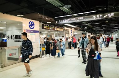 Taipei, Tayvan - 19 Ekim 2019: Taipei, Tayvan tren istasyonundaki insanlar
