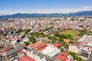 Nantou, Tayvan - 30 Ekim 2019: Mavi gökyüzü altında binaları olan Puli kasabasının havadan görünüşü, Nantou, Tayvan