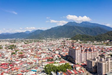 Nantou, Tayvan - 30 Ekim 2019: Mavi gökyüzü altında binaları olan Puli kasabasının havadan görünüşü, Nantou, Tayvan