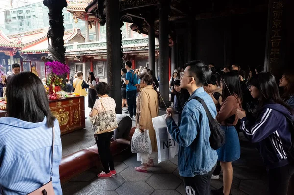 Taipei Taiwan Outubro 2019 Pessoas Orando Templo Lungshan Taipei Taiwan — Fotografia de Stock