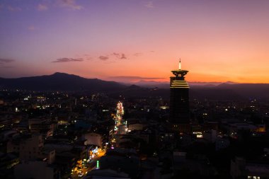 Nantou, Tayvan - 5 Kasım 2019: Puli kasabasının akşamları havadan görünüşü, Nantou, Tayvan