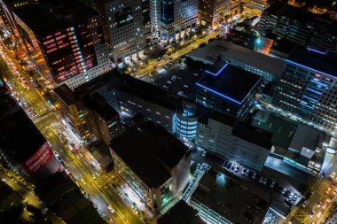 New Taipei, Tayvan - 14 Kasım 2019: Zhonghe, New Taipei City, Tayvan 'daki gökdelenler ve binalarla gece sahnesi