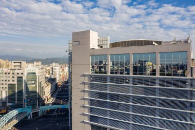 Taichung, Tayvan - 21 Kasım 2019: Taichung şehrinin gökdelenleri ve mavi gökyüzü Taichung City, Tayvan, Asya