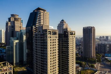 Taichung, Tayvan - 28 Kasım 2019: Tayvan, Asya 'da Taichung şehrinde gökdelenleri ve binaları olan şehir manzarası
