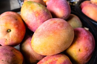Tayvan 'daki geleneksel pazar yerinde bir sepet dolusu mango meyvesi.