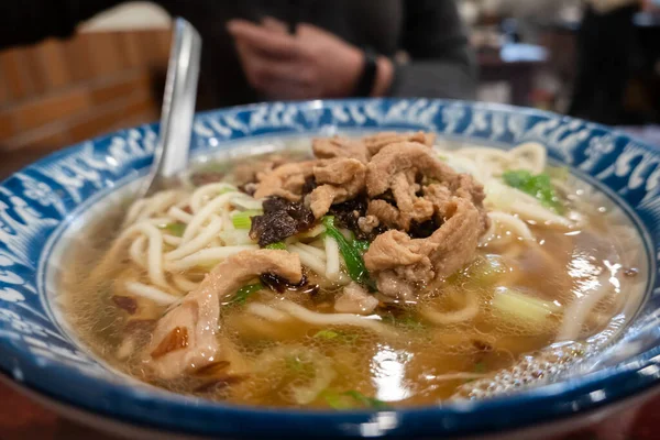 店内のお椀にスープを入れたうどん — ストック写真