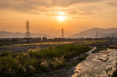 Puli kasabası, Nantou, Tayvan 'da renkli gökyüzü altında elektronik kulesi olan şehir batımı manzarası