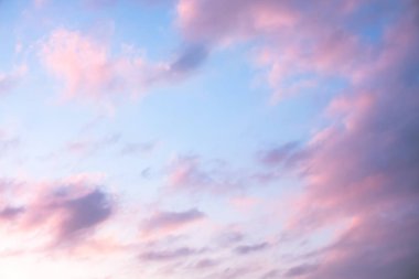 Gökyüzünde renkli günbatımı bulutları, doğanın arka planı bulutlu cennet