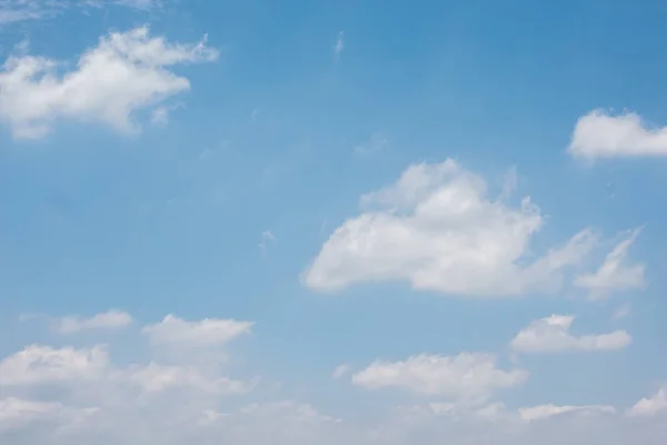 青い空に雲コピースペースのある自然曇りの背景 — ストック写真