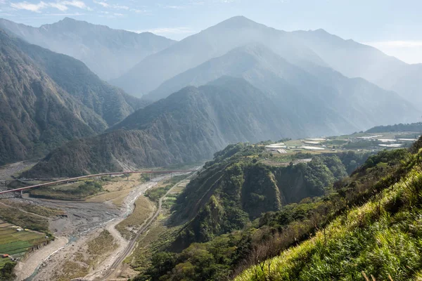 Dorflandschaft Einem Tal Mit Fluss Und Brücke Bei Nantou Taiwan — Stockfoto