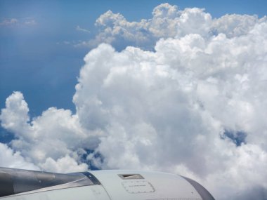 Uçaktan bulutlu gökyüzü