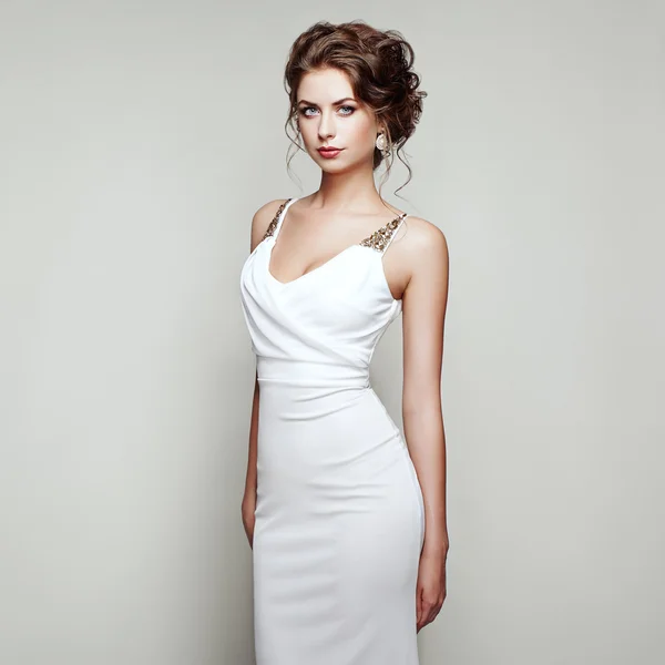 Модний портрет красивої жінки в елегантній сукні — стокове фото