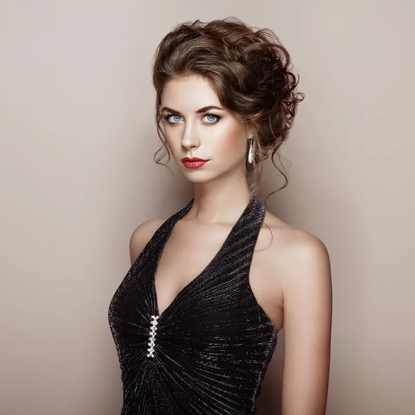 Mode portret van mooie vrouw in elegante jurk — Stockfoto