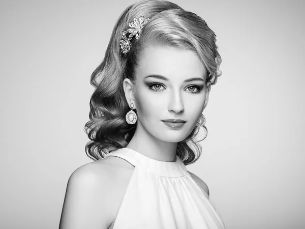 Retrato de moda de jovem mulher bonita com penteado elegante — Fotografia de Stock