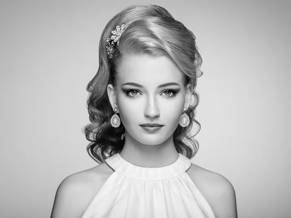 Retrato de moda de jovem mulher bonita com penteado elegante — Fotografia de Stock