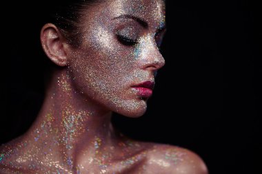 Yüzünde ışıltılarla Güzel Kadın Portresi