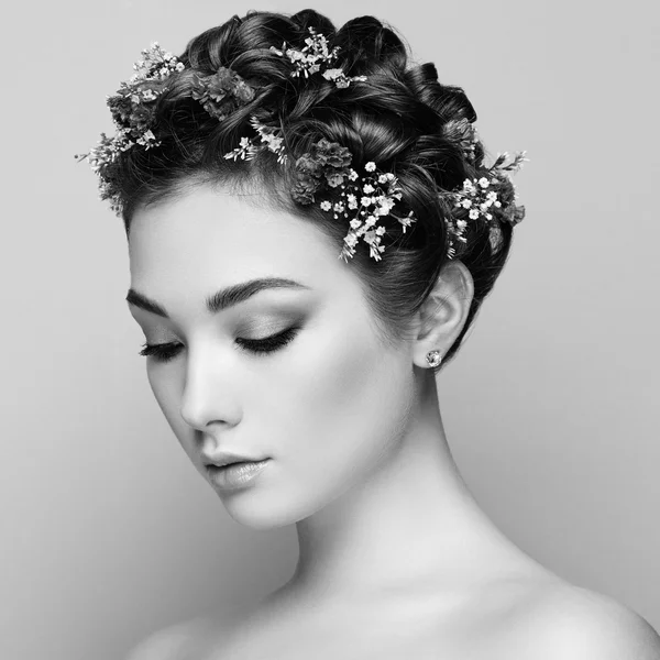 Visage de belle femme décorée de fleurs — Photo