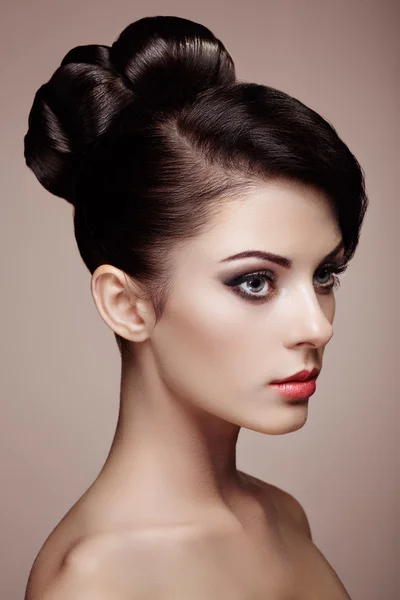 Moda piękny portret młodej kobiety piękne z elegancką fryzurę — Zdjęcie stockowe