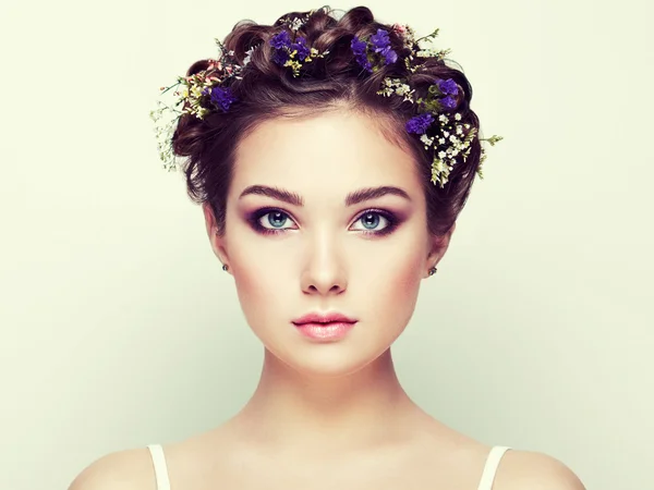 Face of beautiful woman decorated with flowers — Stock Photo, Image