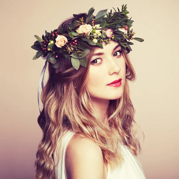 Krásná blonďatá žena s květinový věnec na hlavu — Stock fotografie