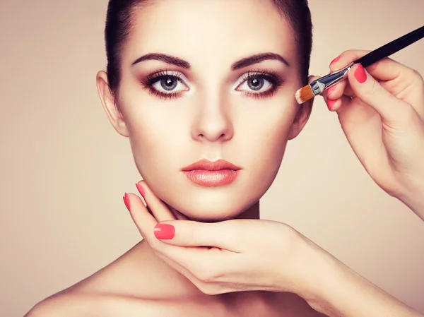 Make-up artiest geldt Kleurverbetering — Stockfoto