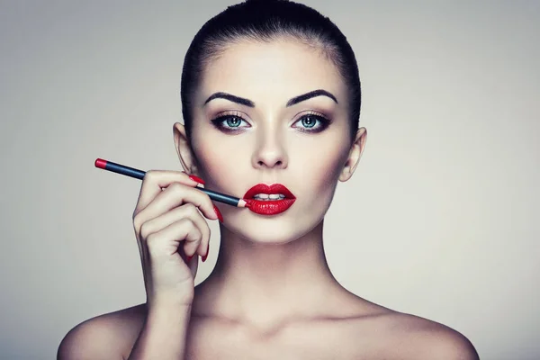 Bella donna dipinge labbra con rossetto — Foto Stock