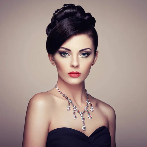 Retrato de moda de joven hermosa mujer con joyas — Foto de Stock