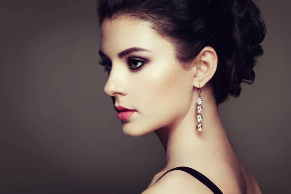 Retrato de moda de joven hermosa mujer con joyas —  Fotos de Stock