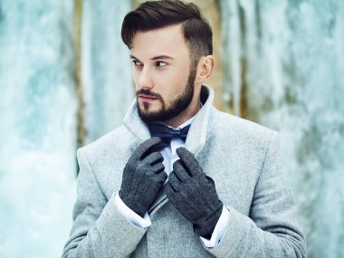 Açık gri paltolu yakışıklı adam portresi