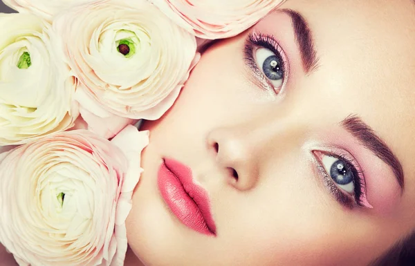 Portret van een mooie jonge vrouw met bloemen — Stockfoto