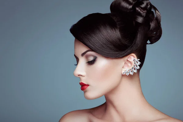 Modeporträt einer jungen schönen Frau mit eleganter Frisur — Stockfoto