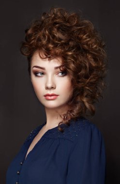 Kıvırcık ve parlak saçlar için olan esmer kadın