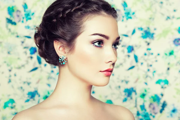 Portrait of young beautiful woman — Stock Photo, Image